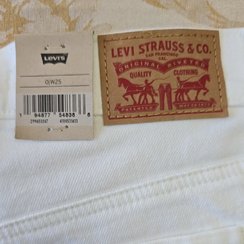 Levi's White Mid Rise Rolled-Hem Shorts & Distressed Blue Denim Cutoffs - Picture 3 of 9